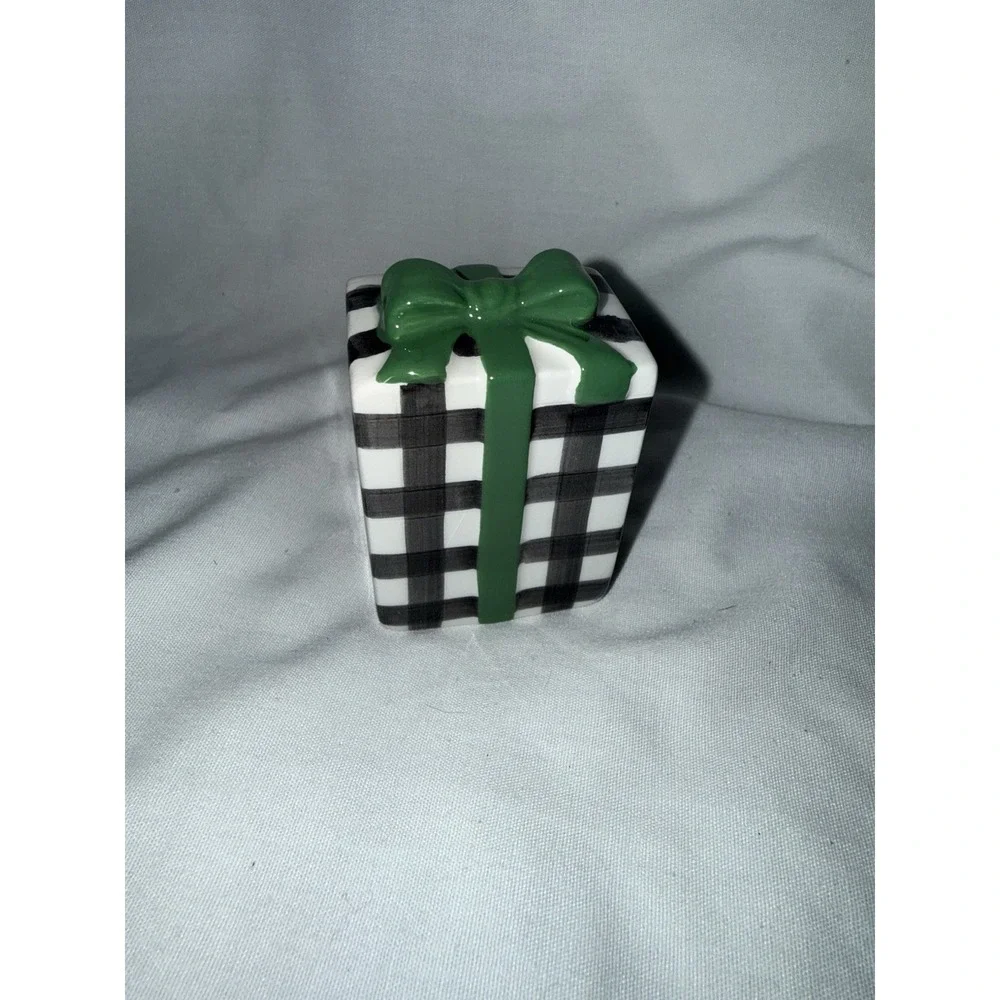 Hallmark Salt‎ and Pepper Shakers Ceramic Christmas Presents Wrapped Gift Boxes